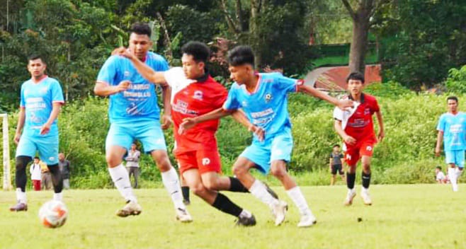 Pemain dari Kelurahan Tanah Hitam dan Ngalau  laga Pool D LPM Cup 2024, Selasa (10/9/2024) kemaren, tampak saling berebut  bola dilapangan Gunuang Sejati. Laga berakhir 0-1, untuk kemenangan Tanah Hitam.